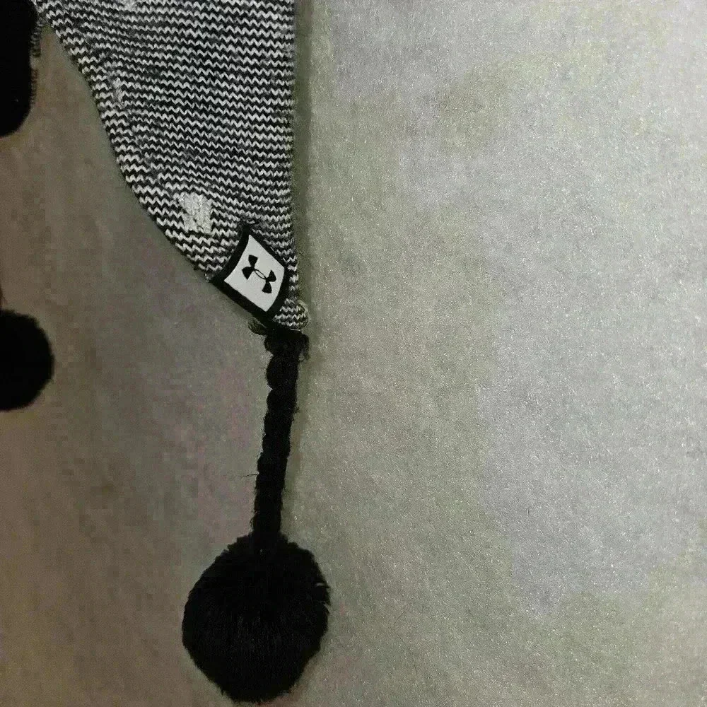 Under Armour‎ double Pom Beanie W/ Tassels Black Youth M 4-6 Y.O. 130323 EUC
